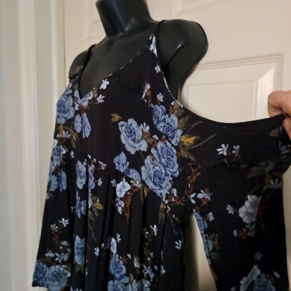 American eagle outfitters cold shoulder floral blouse size medium - Picture 3 of 7